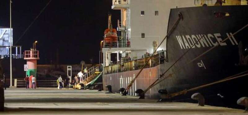 Imagen de la llegada al Puerto de La Luz del mercante Wadowice II (Foto EFE / Elvira Urquijo A.)